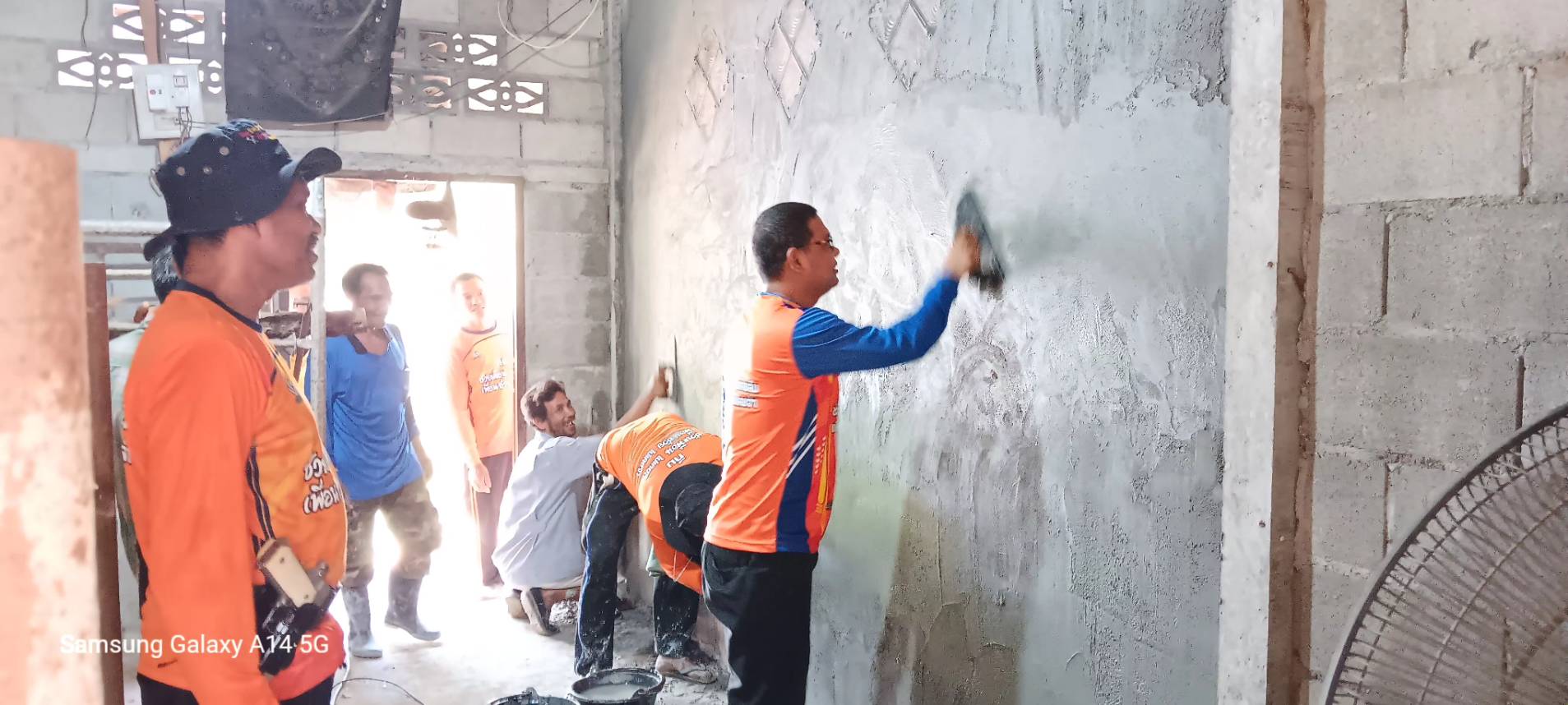 นายอำเภอวิภาวดี นำทีมผู้นำพื้นที่ ผู้ใหญ่บ้าน สมาชิกอส.และทีมงานช่างชุมชนซ่อมบ้านผู้สูงอายุครัวเรือนเปราะบาง