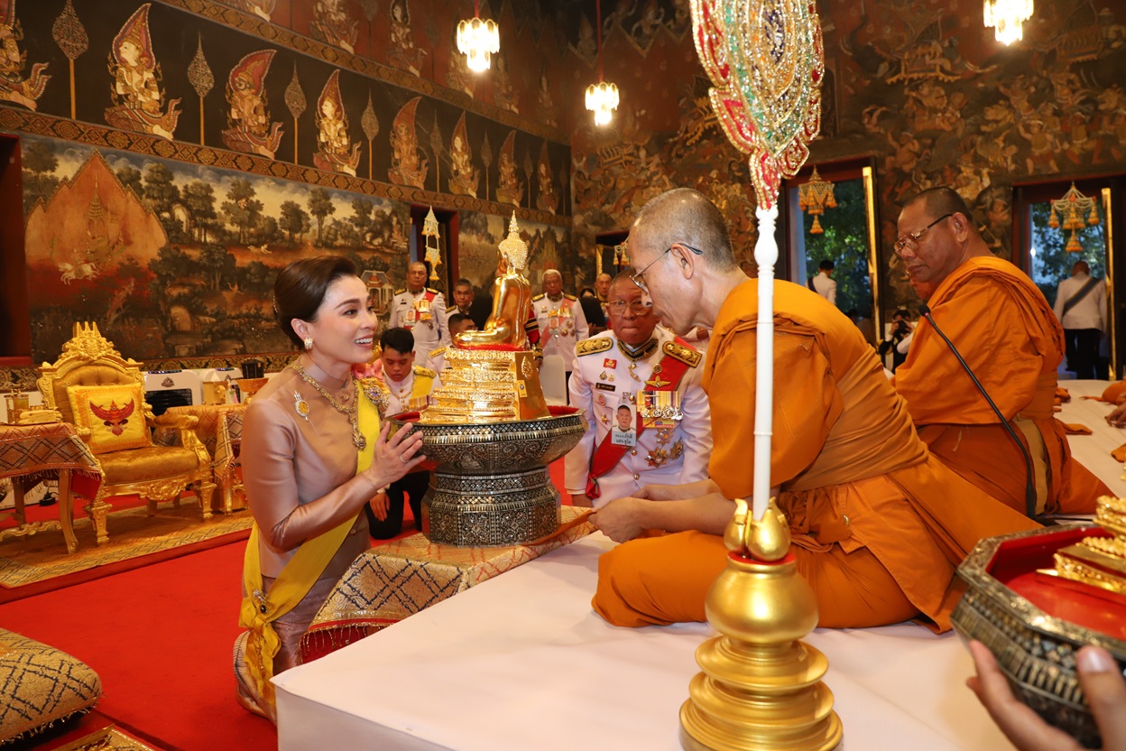'พระราชินี'ทรงบำเพ็ญพระราชกุศลถวายผ้าพระกฐินวัดสุวรรณดาราราม 