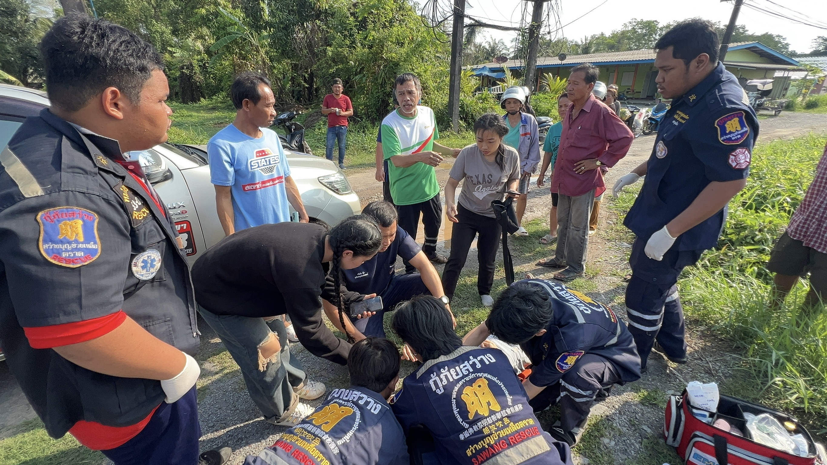 4 สาว ขับเก๋งกลับจากเขาคิชฌกูฏ หลังขึ้นเขาแสวงบุญ หลับในรถลงข้างทางบาดเจ็บยกคัน