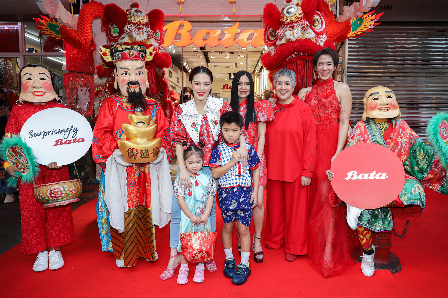 “บาจา”  บุกเยาวราช พาครอบครัว “ลิเดีย” – “เขื่อน” ร่วมมอบอั่งเปา