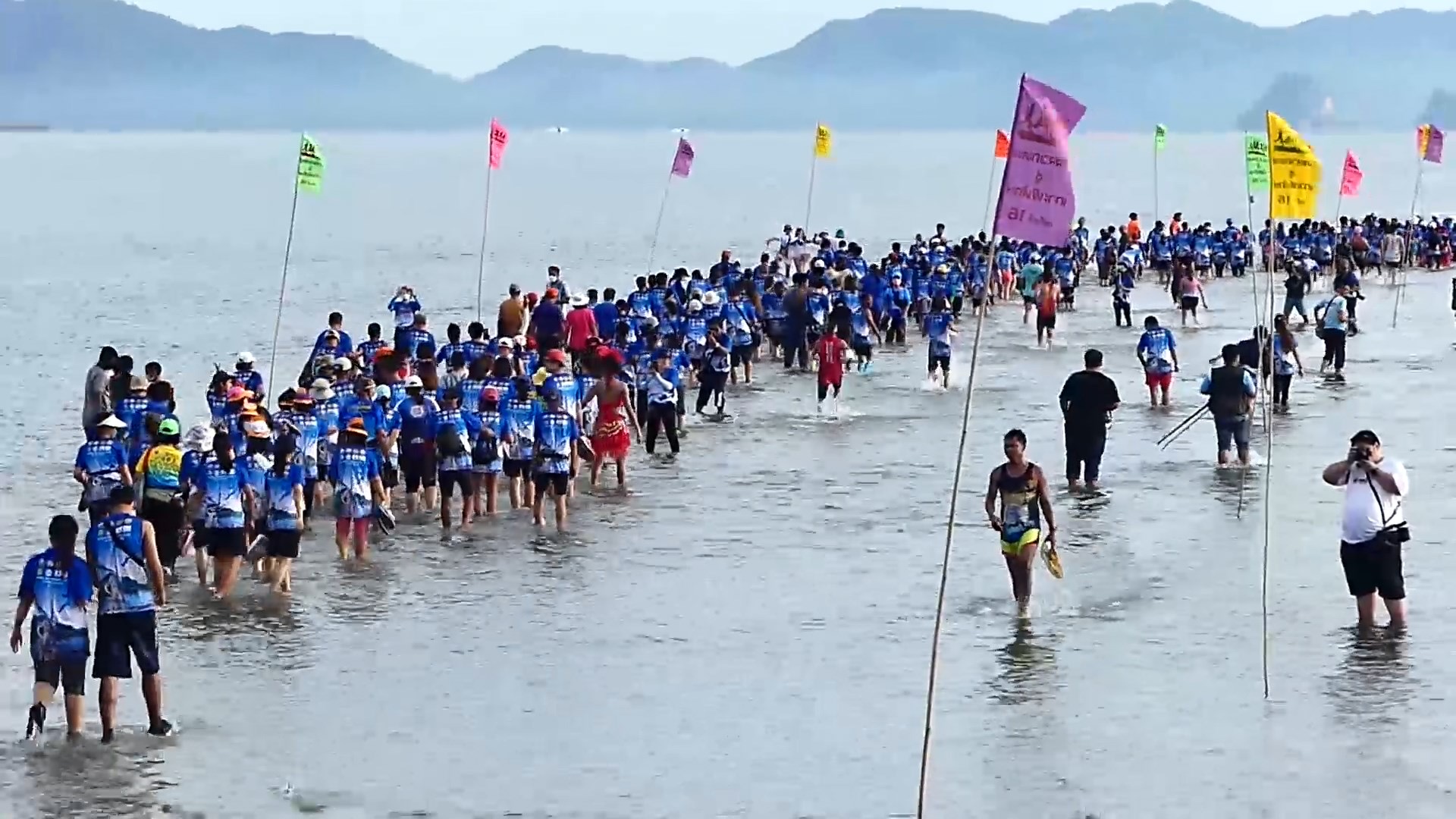 ชุมพร จัดแข่งขันวิ่งแหวกทะเลสู่เกาะพิทักษ์ หลังสวนมินิมาราธอน