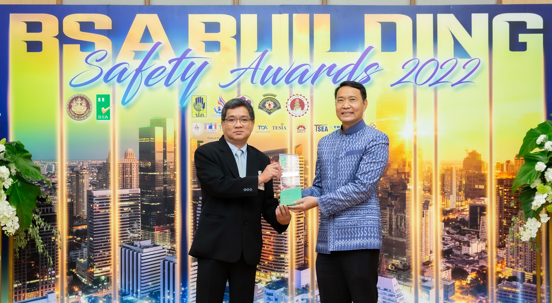 อาคารซีดับเบิ้ลยู ทาวเวอร์ รับมอบโล่ประกาศเกียรติคุณรางวัลอาคารโดดเด่นด้านความปลอดภัยระดับแพลตทินัม 