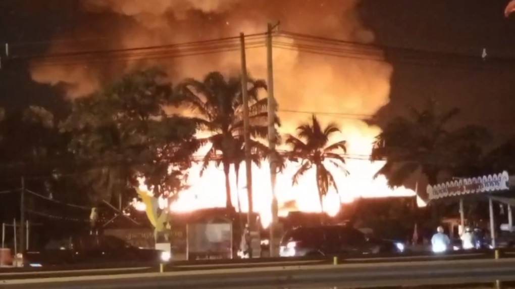 ด่วน!! เพลิงโหมลุกไหม้ตลาดน้ำ 4 ภาคพัทยา ยังไม่สามารถควบคุมเพลิงได้