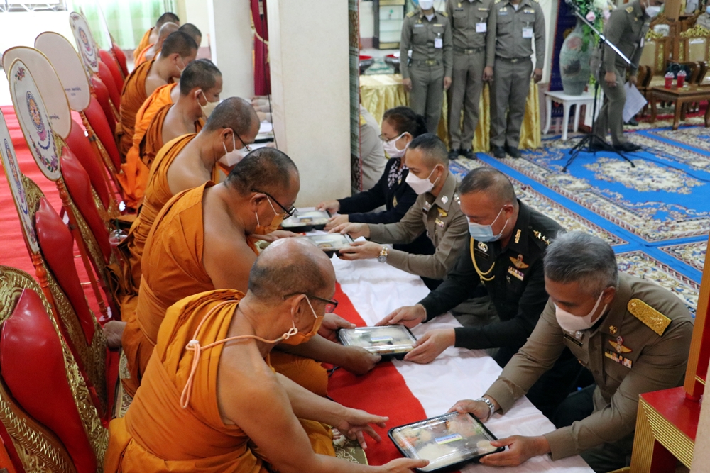 ร้อยเอ็ด ถวายภัตตาหารเพล และสิ่งของพระราชทานแด่พระภิกษุ สามเณร ในการสอบบาลีสนามหลวง 