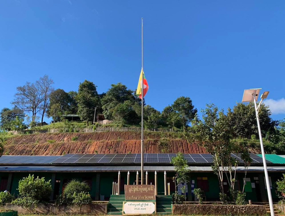 "กองทัพรัฐฉาน" ลดธงชาติไทใหญ่ครึ่งเสา แสดงความอาลัย "สมเด็จพระบรมราชชนนีพันปีหลวง" 