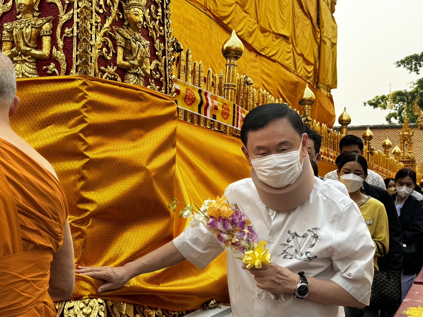 "ทักษิณ" สักการะ ครูบาศรีวิชัย บวงสรวงพระธาตุดอยสุเทพ ดูแผนพัฒนาดอยสุเทพ  อารมณ์ดีคุยสื่อ  มีอาการเจ็บหลัง "อุ๊งอิ๊ง"เข้าพยุง