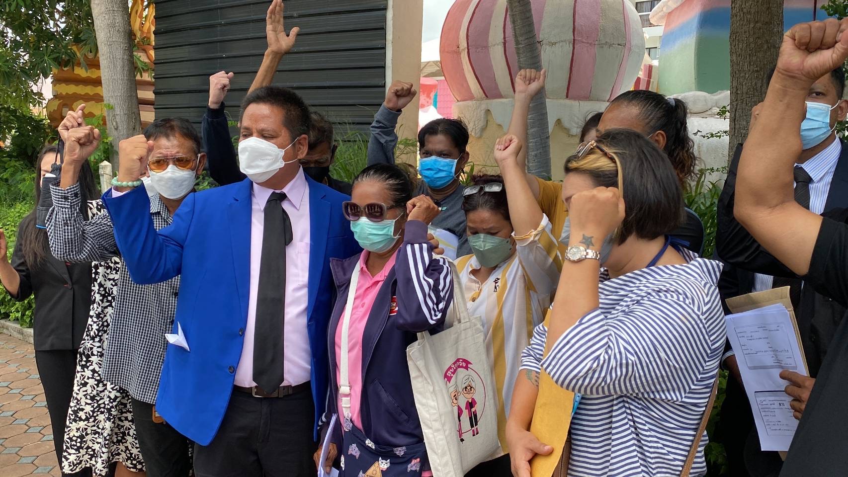คุม "เสี่ยยศ" ส่งฝากขังศาลจังหวัดพัทยา ทนายเตรียมหลักทรัพย์ 5 แสนประกันตัว ด้านกลุ่มผู้เสียหายยื่นคัดค้าน