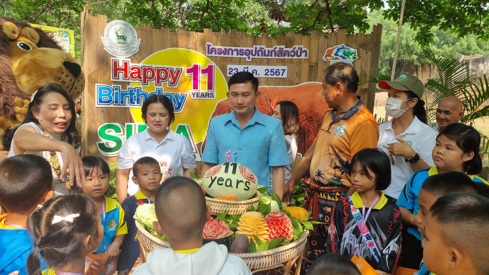 สวนสัตว์โคราชจัดเค้กผลไม้ 100 กก.เลี้ยงวันเกิดลูกช้างแอฟริกา 11 ขวบเปิดตัวกางเกงเดอะบิ๊ก 5 ลาย 