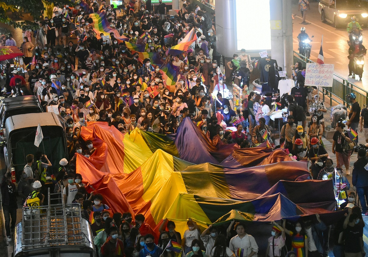 'กลุ่มเสรีเทยพลัส'แต่งแฟนซีเดินขบวนรณรงค์ความเท่าเทียมทางเพศแยกสามย่าน-สีลม (ประมวลภาพ) 