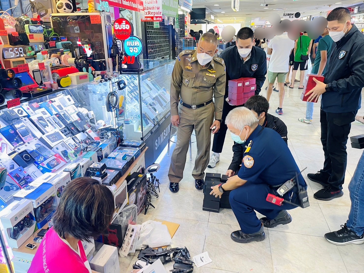 ตร.ไซเบอร์ ปูพรมค้นห้างดังกลางกรุง จับกุมและยึดอุปกรณ์สื่อสารเถื่อน 