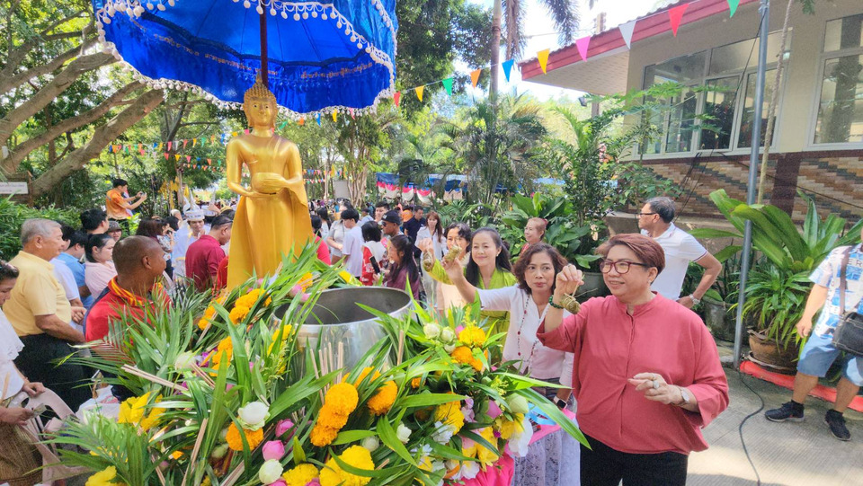 ชาวบ้านฉางแห่ตักบาตรเทโว “ลูกโยน” วัดคีรีภาวนาราม พระสงฆ์เดินลงจากเขา 169 ขั้น