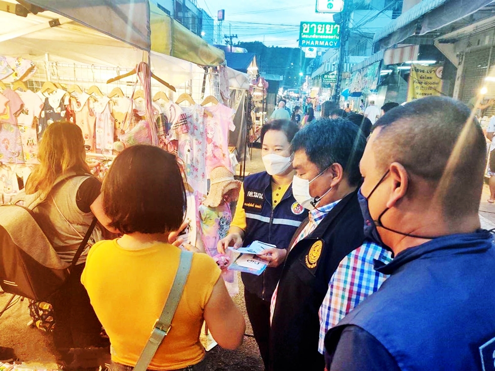 กอ.รมน.ประจวบฯ บุกตลาดโต้รุ่งหัวหิน รณรงค์ไม่ซื้อ-ไม่ขาย ไม่ใช้สินค้าละเมิดลิขสิทธิ์