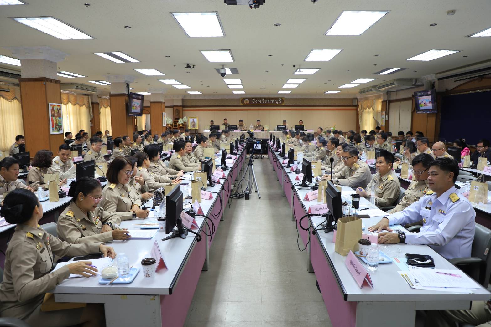 ลพบุรีจัดประชุมบูรณาการขับเคลื่อนการดำเนินงานตามนโยบายรัฐบาลและเฝ้าระวังเสถานการณ์อุทกภัยในพื้นที่อย่างใกล้ชิด