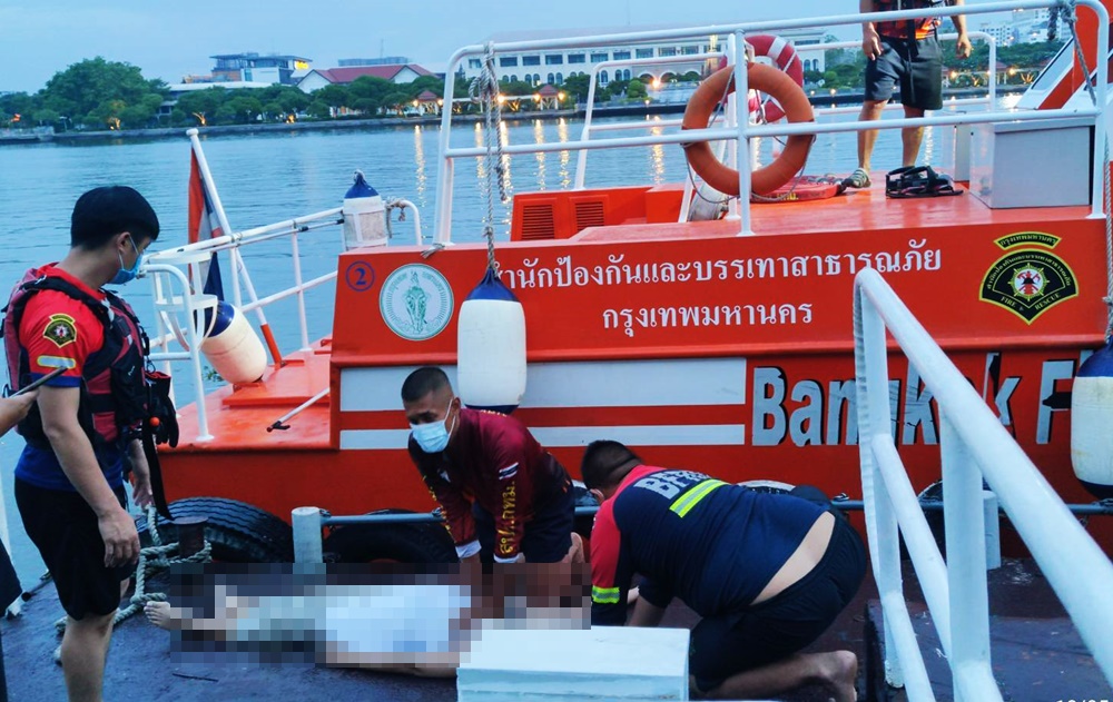 หญิงจอดรถยนต์แปะจดหมายบอกจราจรเชิญ Lock ล้อ ก่อนจ้างวิน จยย. ไปส่งโดดสะพานพระราม 8 ดับ