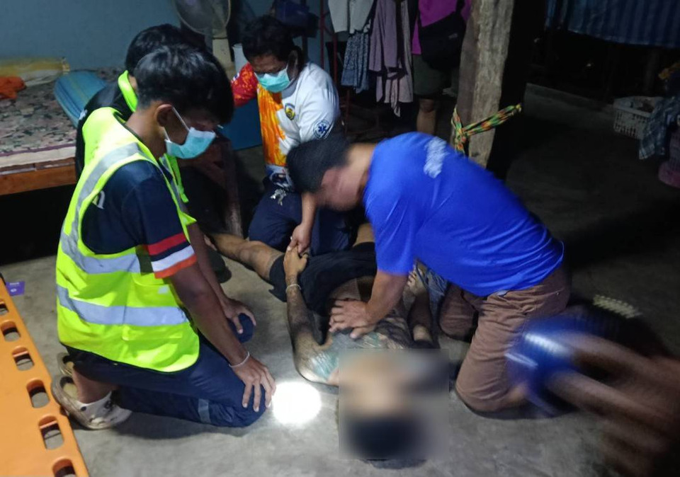 สลด! หนุ่มวัย 31 ถูกฟ้าผ่าดับคาบ้าน เมียเตือนแล้วไม่ฟัง นั่งเล่นมือถือกลางฝนฟ้าคะนอง