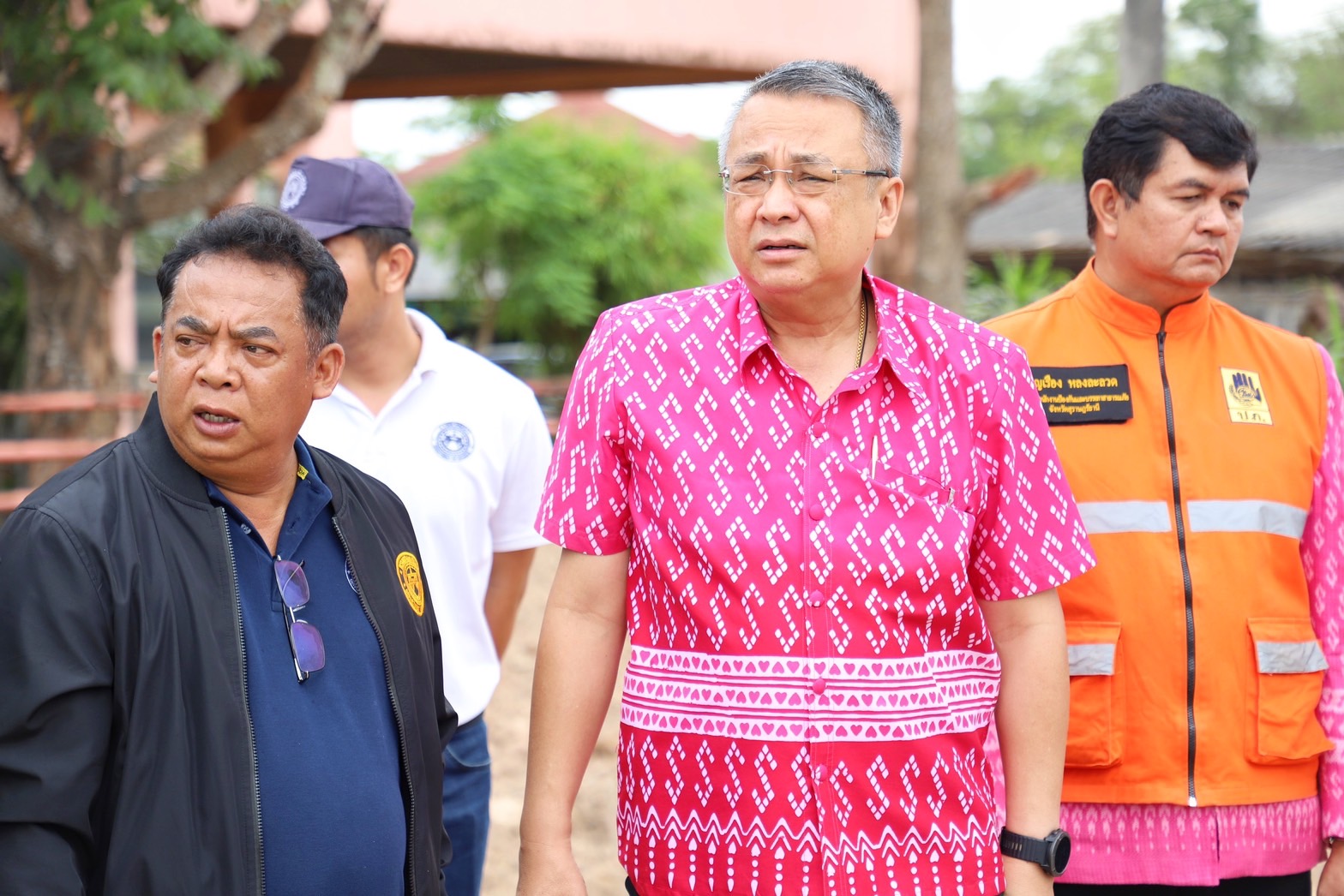 ผู้ว่าฯ สุราษฎร์ฯรุดลงพื้นที่ตรวจสอบ-สั่งเร่งรัดวางท่อระบายน้ำแก้น้ำท่วมถนน หลังเกิดเหตุรถจยย.เสียหลักล้ม