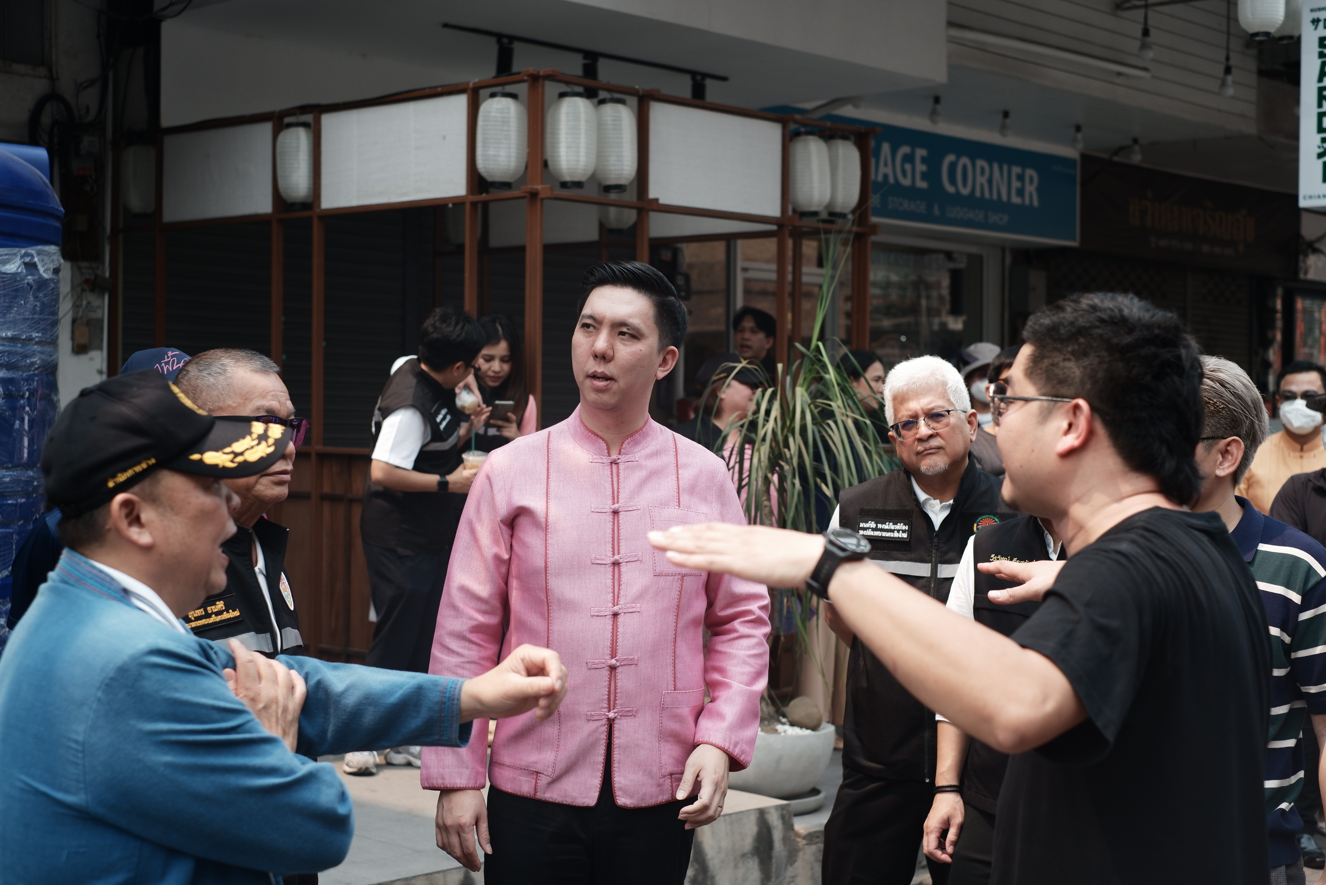 นายกเทศมนตรีนครเชียงใหม่ ลงพื้นที่ตรวจสอบความเรียบร้อยอุโมงค์น้ำบนถนนท่าแพ เตรียมพร้อมรับงานประเพณีสงกรานต์ 