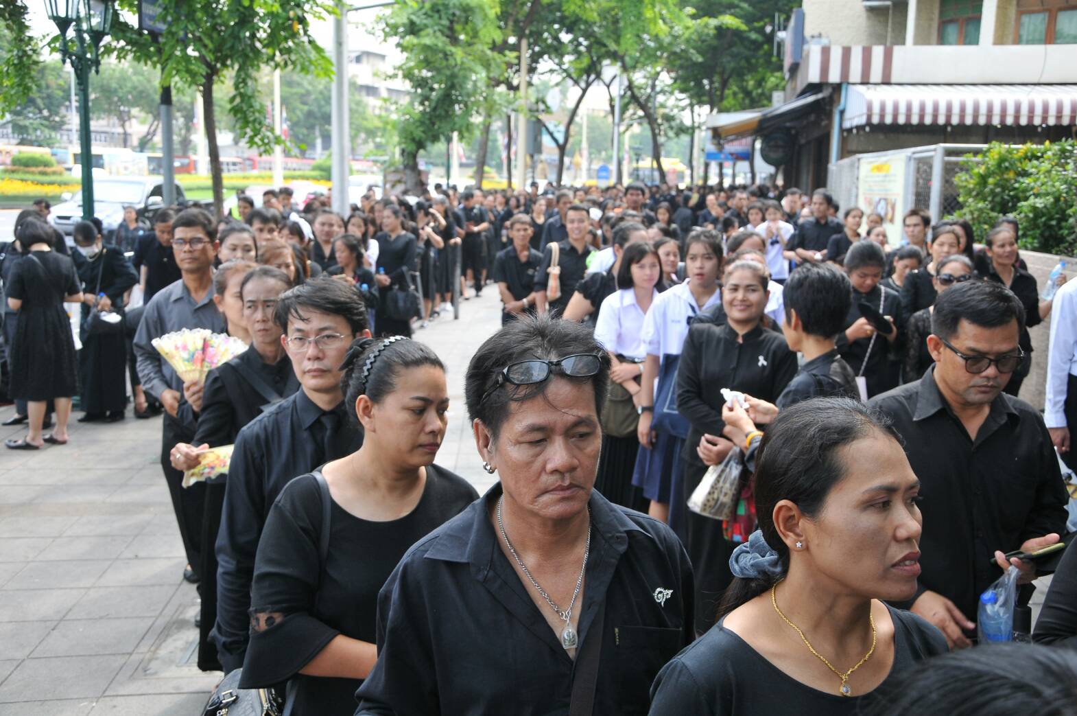 พสกนิกรเข้าถวายสักการะพระบรมศพ วันที่ 1 ต.ค.60 (ประมวลภาพ)