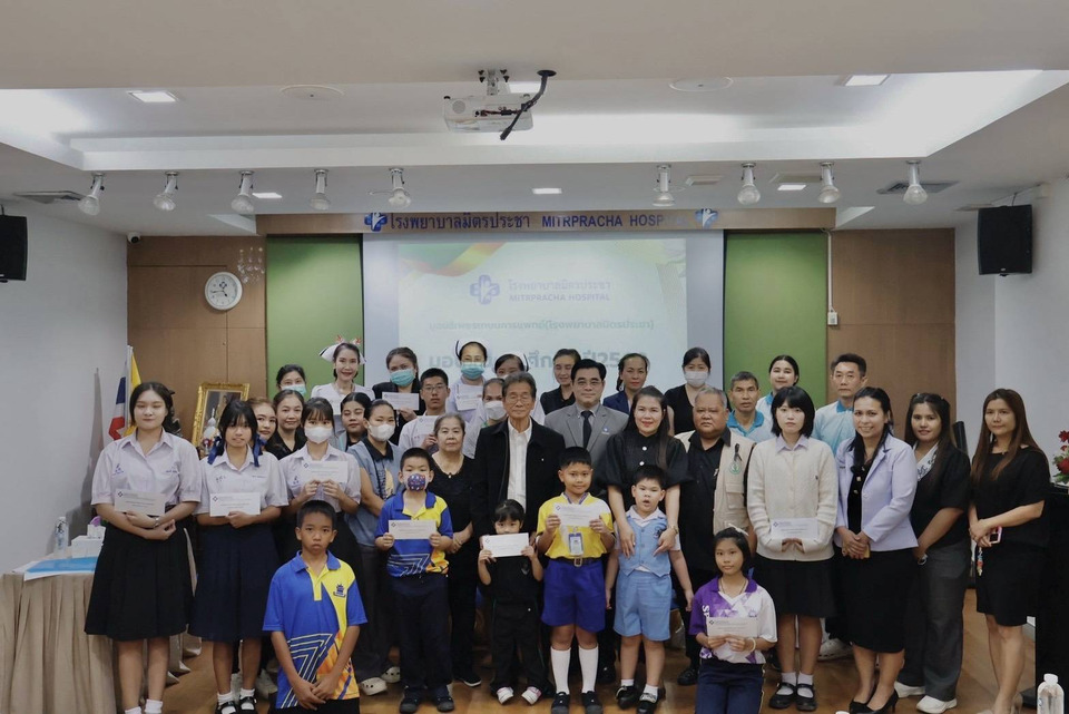 มอบทุนการศึกษาแก่นักเรียนและชุมชน