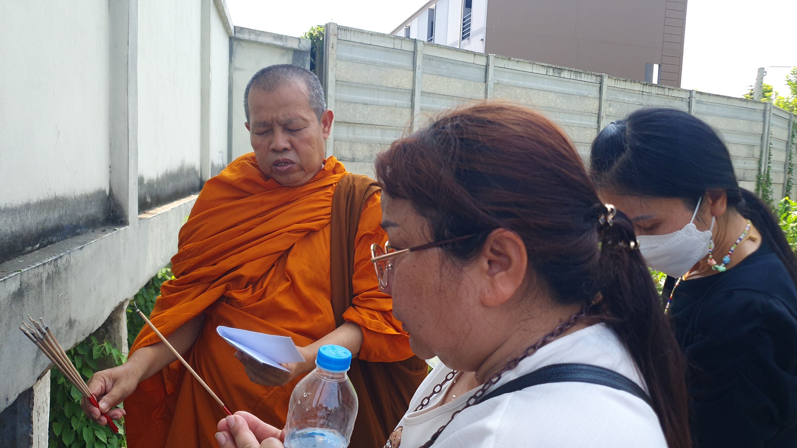 สุดเศร้า! เพื่อนจุดธูปเชิญดวงวิญญาณหนุ่มวินจยย.ถูกฆ่าชิงทรัพย์    