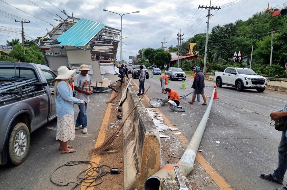 รถบรรทุกบ้านน็อคดาวน์ร่วงพังยับทั้งหลัง แถมชนเสาไฟส่องสว่างล้ม