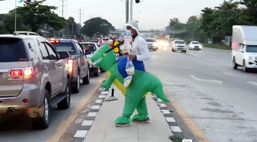 ไอเดียเจ๋ง! พ่อค้าหนุ่ม ขี่ไดโนเสาร์ขายสละลอยแก้วแยกไฟแดงห้วยบง