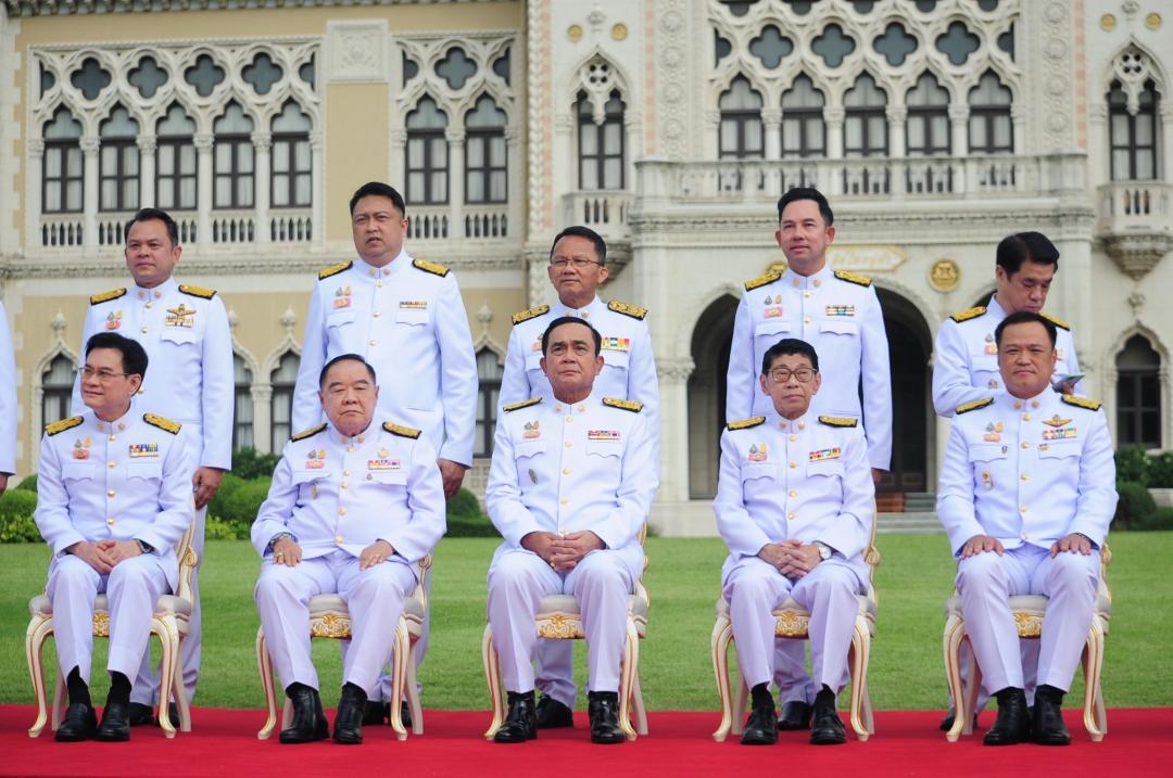  ประชุมครม.ชุดใหม่ "บิ๊กตู่" เปิดเพลง "คนดีไม่มีวันตาย" ปลุกศรัทธา รมต. บอกไม่ได้รักใครน้อยกว่ากัน  	