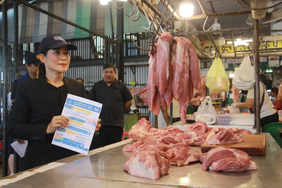 แม่ค้าหมู-ไก่สด อ่างทองโอด ต้นทุนพุ่ง! ขอภาครัฐช่วยตรึงราคาหน้าฟาร์มสู้รายใหญ่