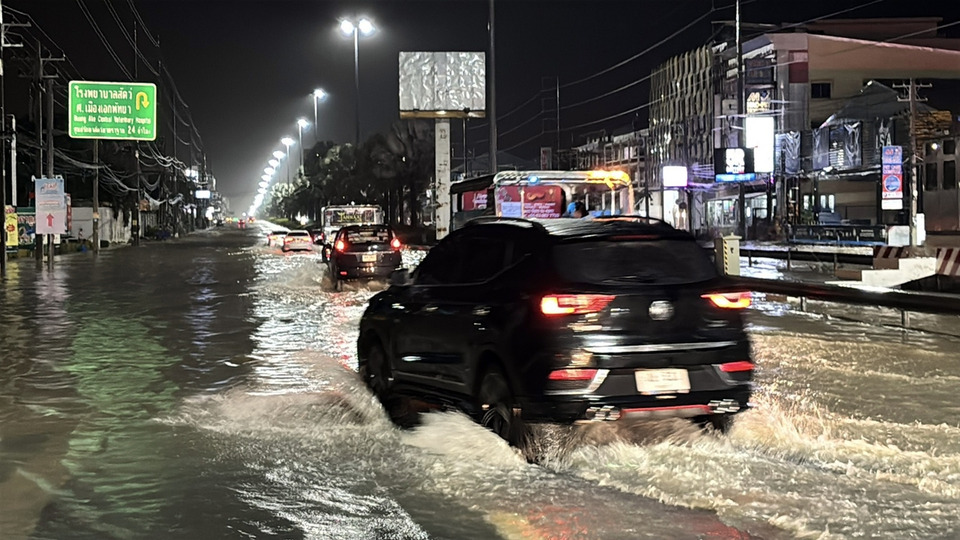 พัทยาอ่วม!! ฝนถล่มกลางดึก น้ำท่วมซ้ำซาก รถเล็กดับหลายคัน ชาวบ้านสุดทน