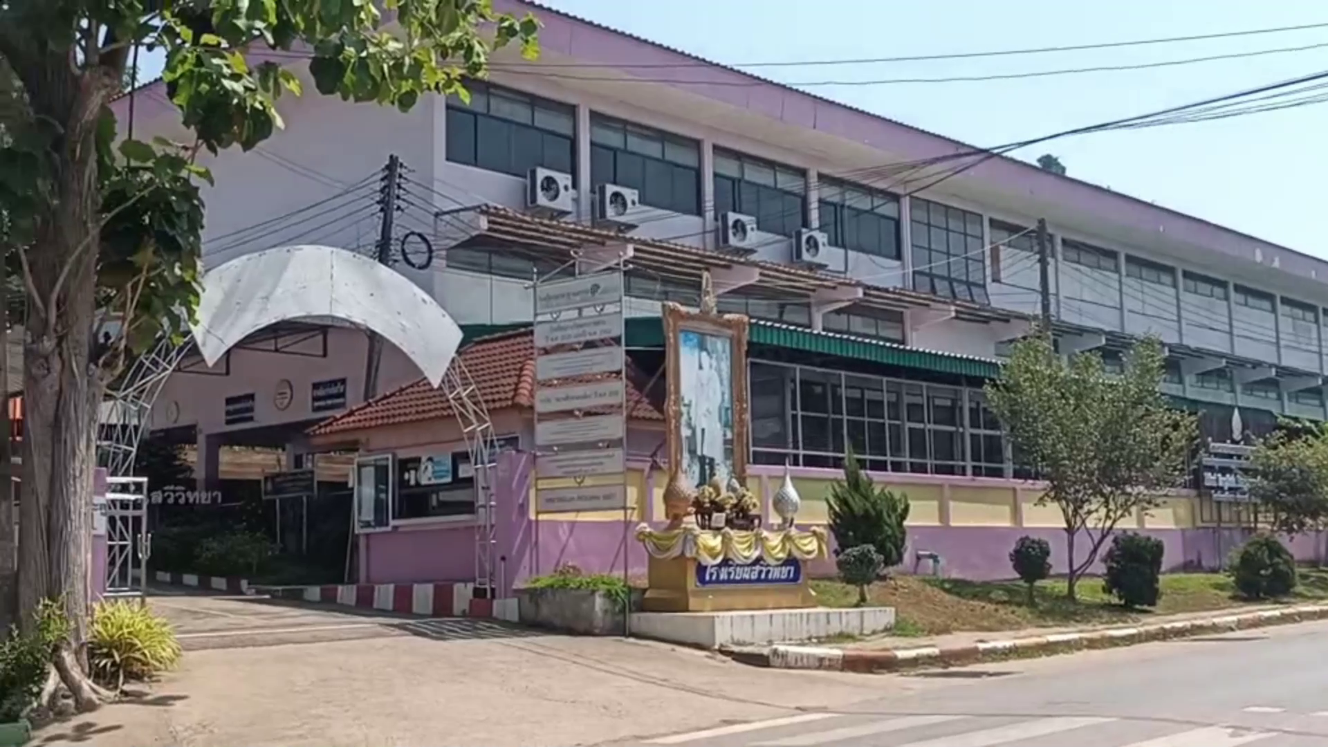 ผอ.โรงเรียนที่ชุมพร แจงยกเลิกประกาศห้าม นร.พกมือถือมาโรงเรียน ห้ามใส่คอนแทคเลนส์แล้ว หลังมีดราม่า