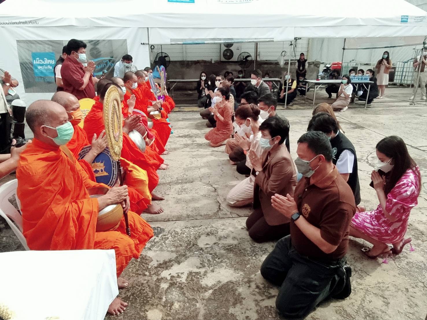 ดร.หิมาลัย นำคณะร่วมทำบุญศูนย์ดูแลผู้ติดเชื้อโควิด-19 ชุมชนคลองเตย