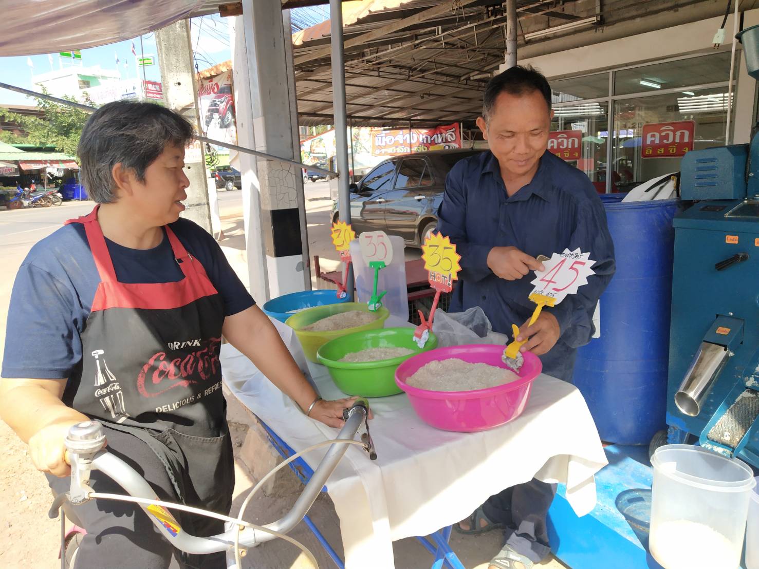 คนหนองคายกินข้าวหนองคาย....อดีตข้าราชการครูรักสุขภาพตามหาฝันนำเครื่องสีข้าวมาสีกินเองเพื่อสุขภาพและแบ่งปันคนอื่นได้กินข้าวที่ดีที่สุด