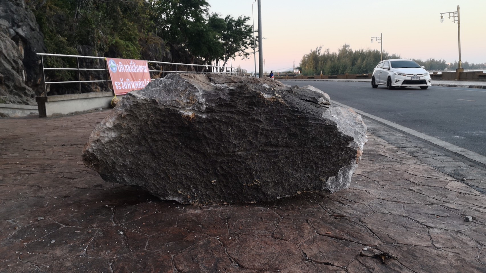 รอง ผวจ.ประจวบฯสั่งสำรวจโครงสร้างทางธรณีวิทยาบนเขาช่องกระจกหลังเจอหินยักษ์ร่วง