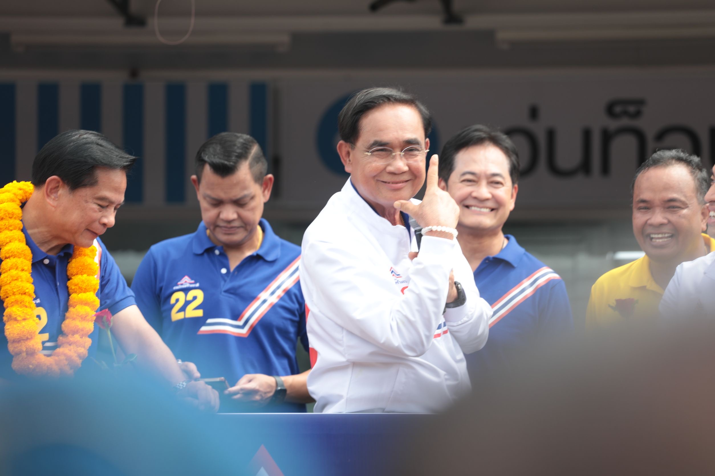 “พี่ตู่" บอกรักชาวท่าแซะ ขอเลือก รทสช. เป็นส.ส.ให้เยอะ ชี้เลือก "นายกฯ" คนเดียวสู้ไม่ไหว เบ่งกล้ามโชว์ความฟิต