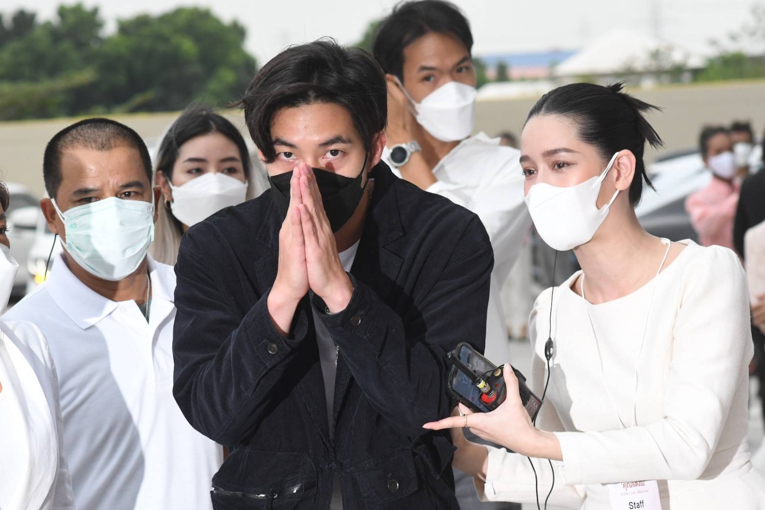 'โตโน่ ภาคิน' ร่วมพิธีไว้อาลัยวันสุดท้าย 'แตงโม นิดา'