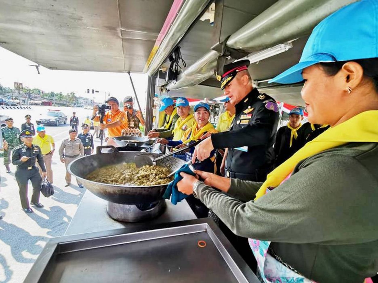 แม่ทัพภาคที่ 1 ปรุงอาหารแจกประชาชนที่โรงครัวพระราชทานหน้าค่ายธนะรัชต์