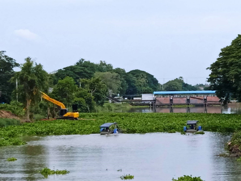 โครงการส่งน้ำฯยางมณี เดินหน้ากำจัดสิ่งกีดขวางทางน้ำในแม่น้ำน้อย ด้านหน้าประตูระบายน้ำยางมณี 