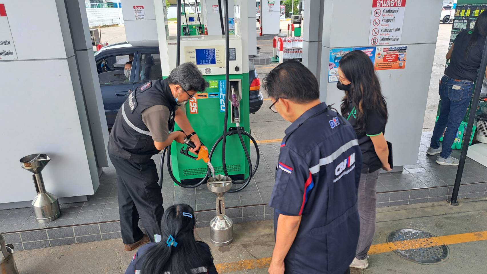 พณ.ส่งเจ้าหน้าที่ตรวจปั๊ม หลังมีคนโพสต์เติมไม่เต็มลิตร พบหัวจ่ายถูกต้อง 