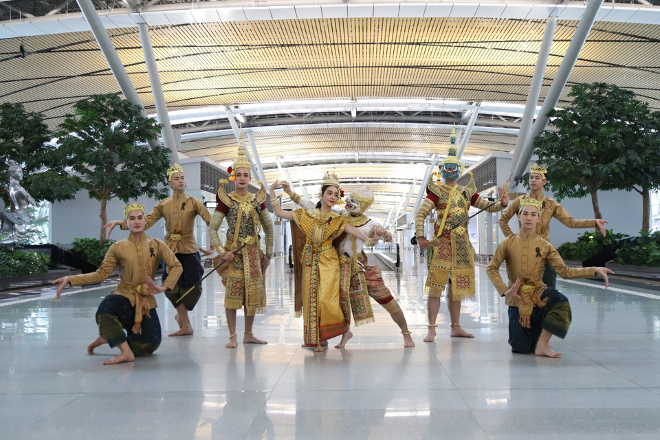 งดงามกลางสุวรรณภูมิ! โขนรามเกียรติ์ “นางลอย-ยกรบ” เทิดพระเกียรติสมเด็จพระพันปีหลวง สืบสานศิลป์แผ่นดิน 