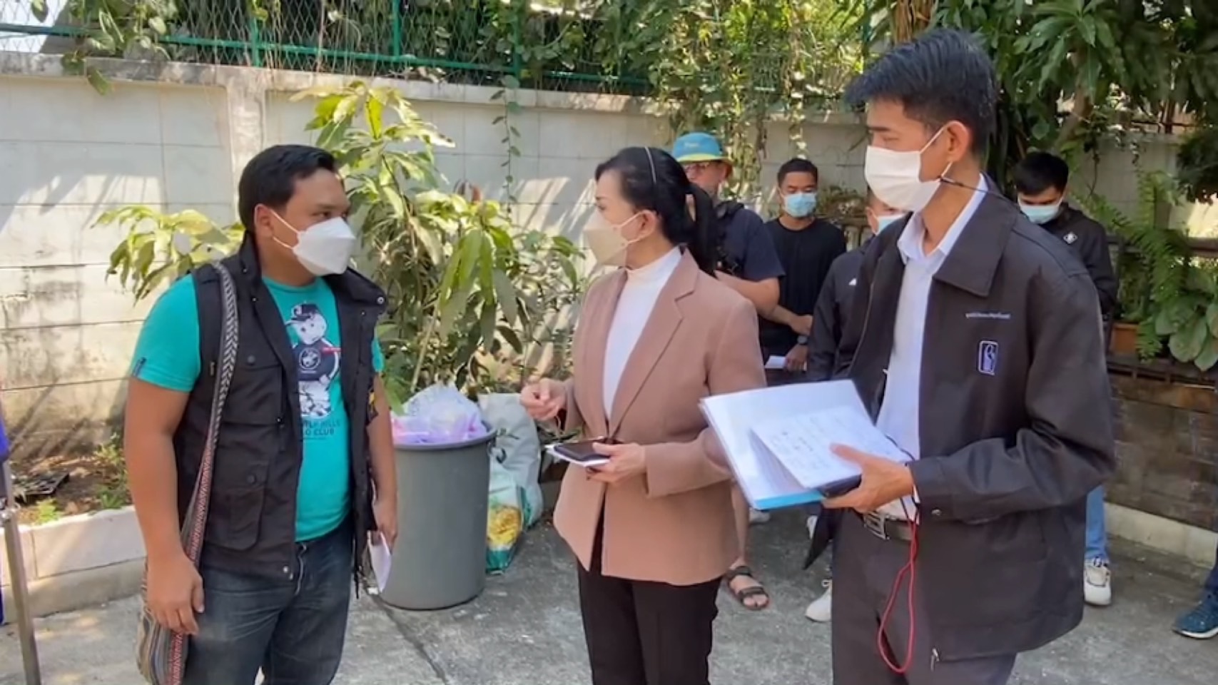 ตำรวจและมูลนิธิปวีณาเข้าตรวจสอบหาหลักฐานบ้านครูเตยที่ทำร้ายเด็กออทิสติก 