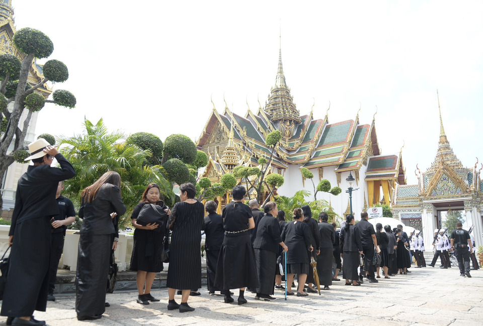 “พสกนิกร”ทั่วทุกสารทิศ หลั่งไหลเข้าถวายบังคมพระบรมศพ “สมเด็จพระพันปีหลวง” วันแรก บนพระที่นั่งดุสิตมหาปราสาท ในพระบรมมหาราชวัง 
