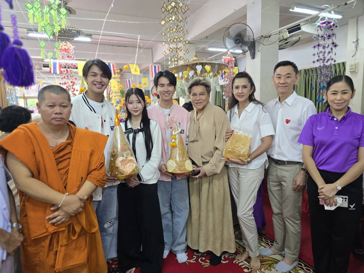 "ดร.ทวีศักดิ์" นำทีมนางงาม-นักแสดงสายบุญร่วมบุญงาน “สารทเดือนสิบ” ที่วัดวิเศษการ 