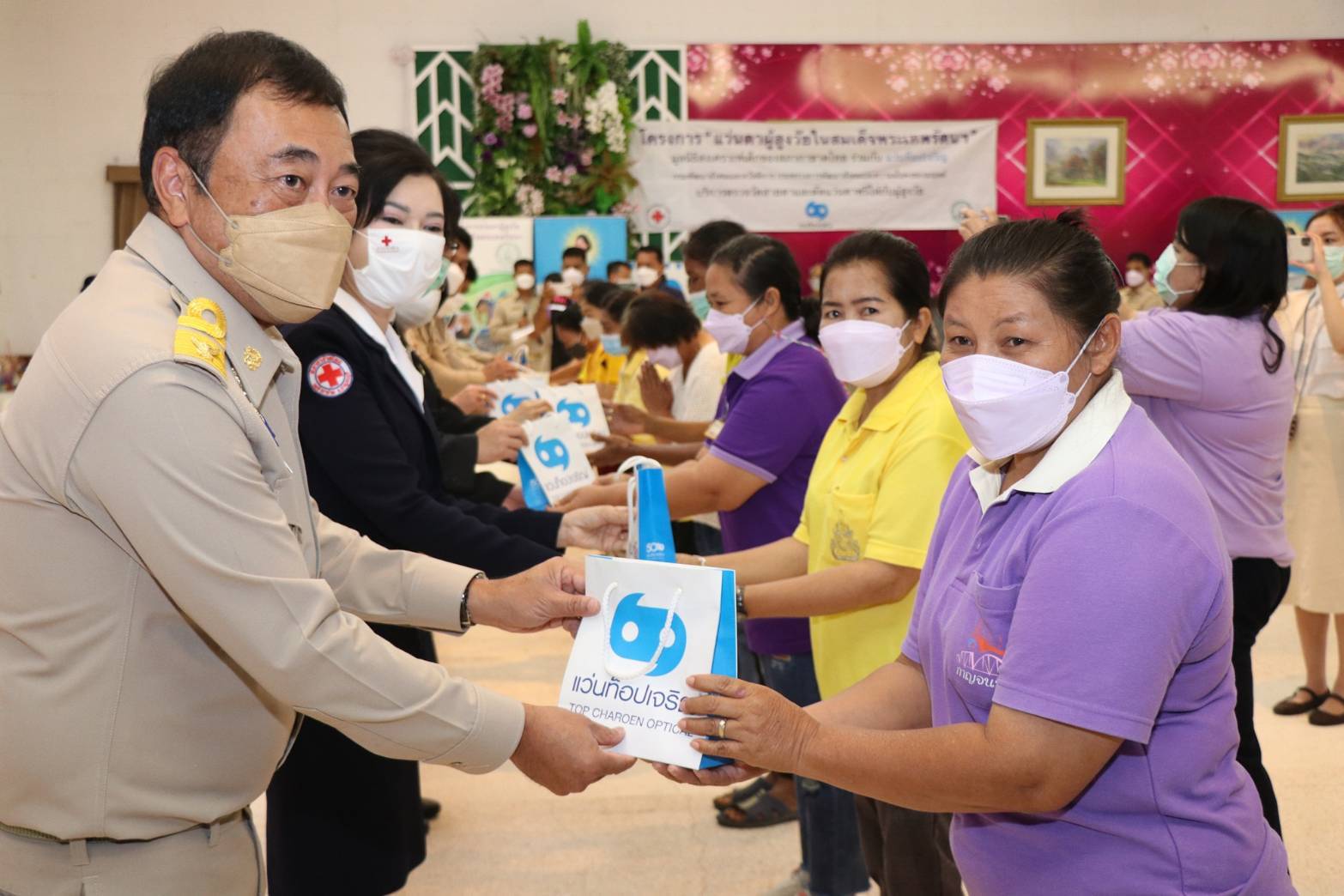 มูลนิธิสงเคราะห์เด็กสภากาชาดไทย ร่วมกับห้างแว่นท็อปเจริญ กาญจนบุรี สนองพระราชประสงค์กรมสมเด็จพระเทพฯ มอบแว่นตาให้กับผู้สูงอายุ 400 ราย