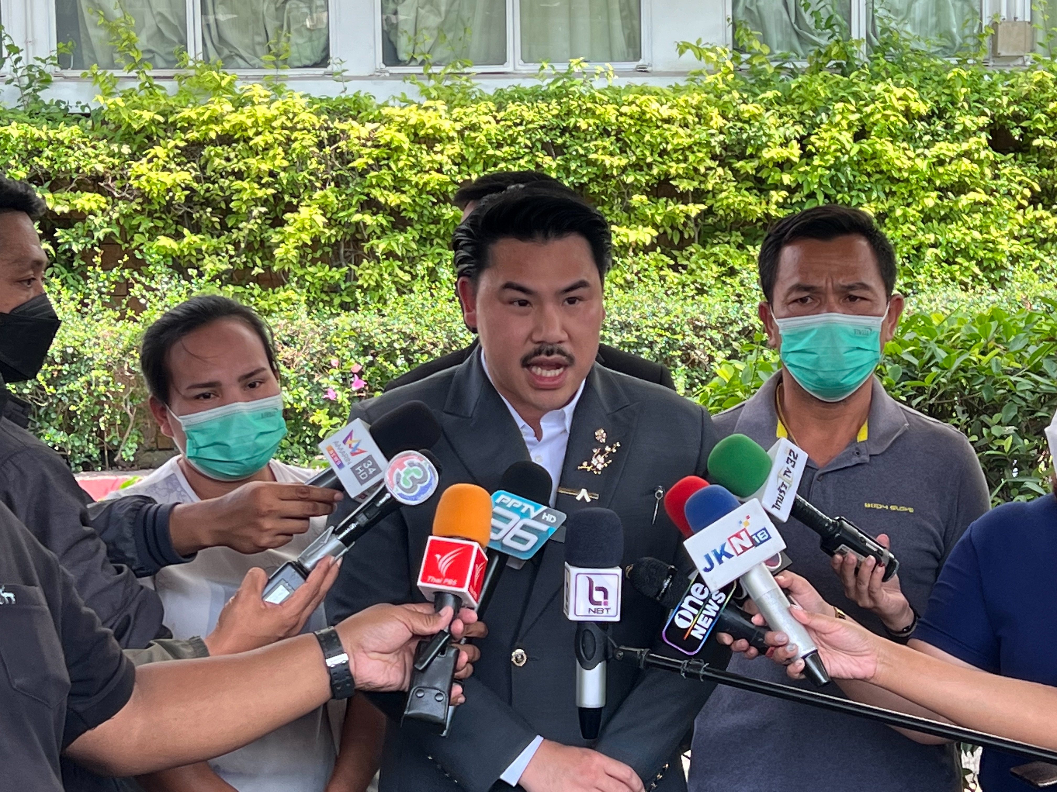 'กัน จอมพลัง' พาครอบครัวนักเรียนถูกครูลวนลาม แจ้งความ สน.บางเขน ติงตำรวจไม่มาช่วย