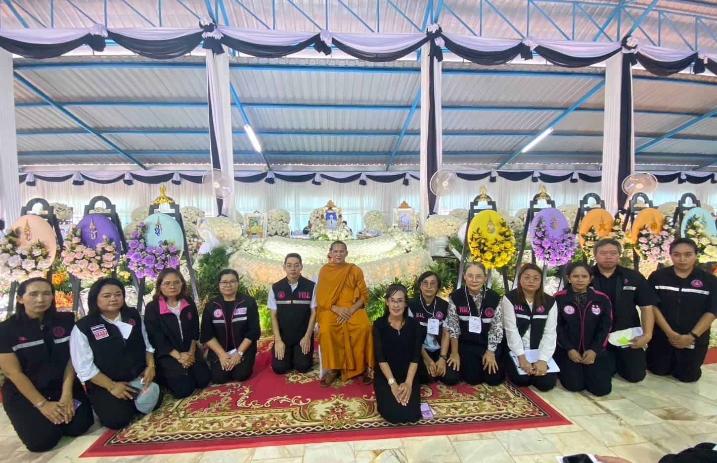 พระสุวรรณวชิราทร รองเจ้าคณะจังหวัดอ่างทอง เยี่ยมให้กำลังใจ พร้อมมอบเงินช่วยเหลือครอบครัวผู้เสียชีวิต เหตุเพลิงไหม้รถบัสทัศนศึกษา