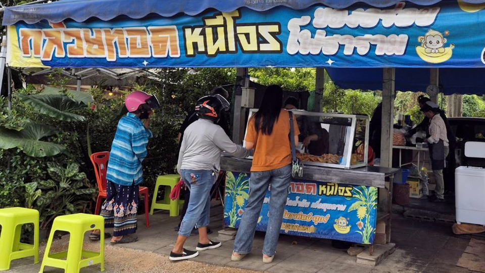 สองสามีภรรยาปิ๊งไอเดีย “กล้วยทอดหนีโจร” สูตรรีดน้ำมัน ลูกค้าแน่นต้องต่อคิวทุกวัน