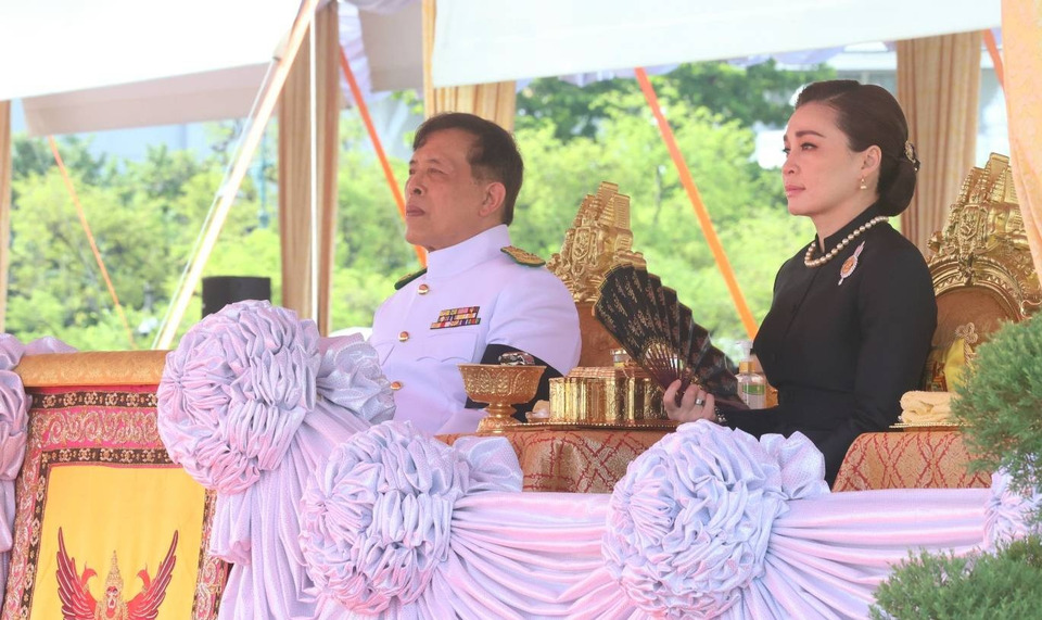 "ในหลวง-พระราชินี" เสด็จฯ พระราชพิธีแรกนาขวัญ พระโคกิน “ถั่ว-น้ำ-หญ้า-เหล้า” ทำนายเศรษฐกิจรุ่ง