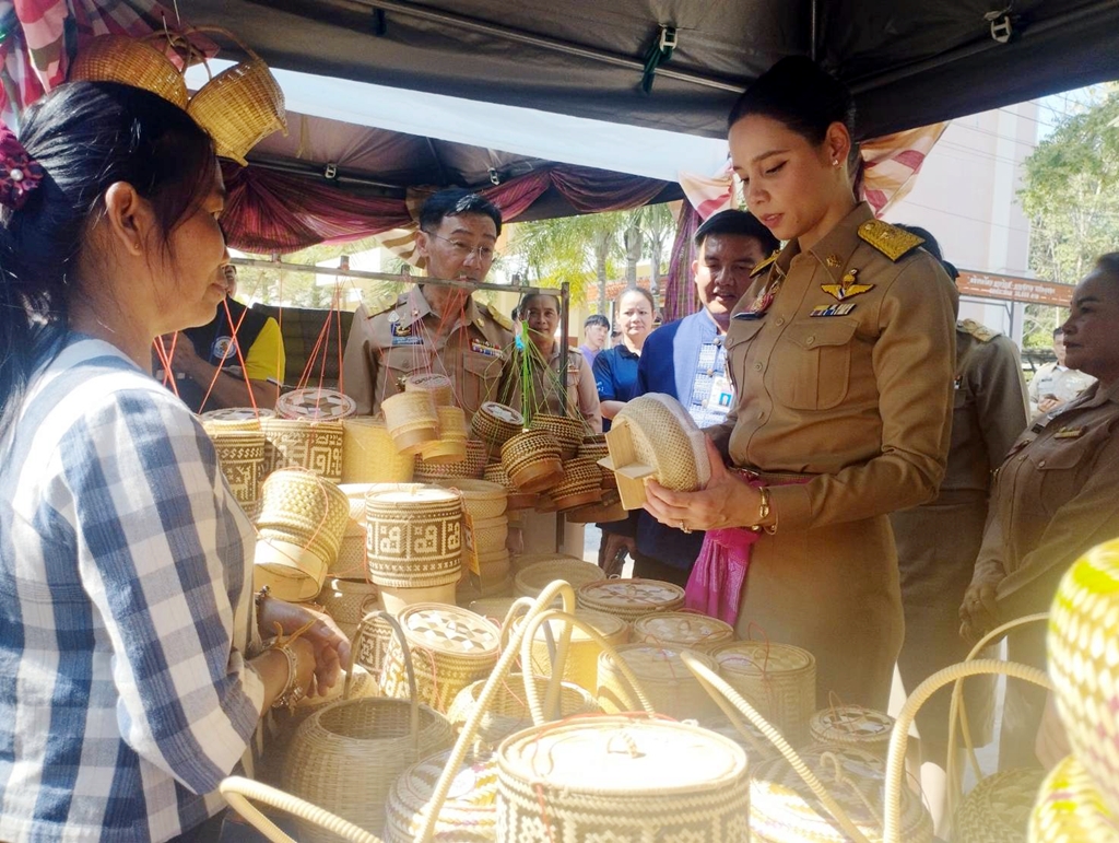 มท.3 เยี่ยมชมและอุดหนุนสินค้า OTOP หลังมอบนโยบายมหาดไทย