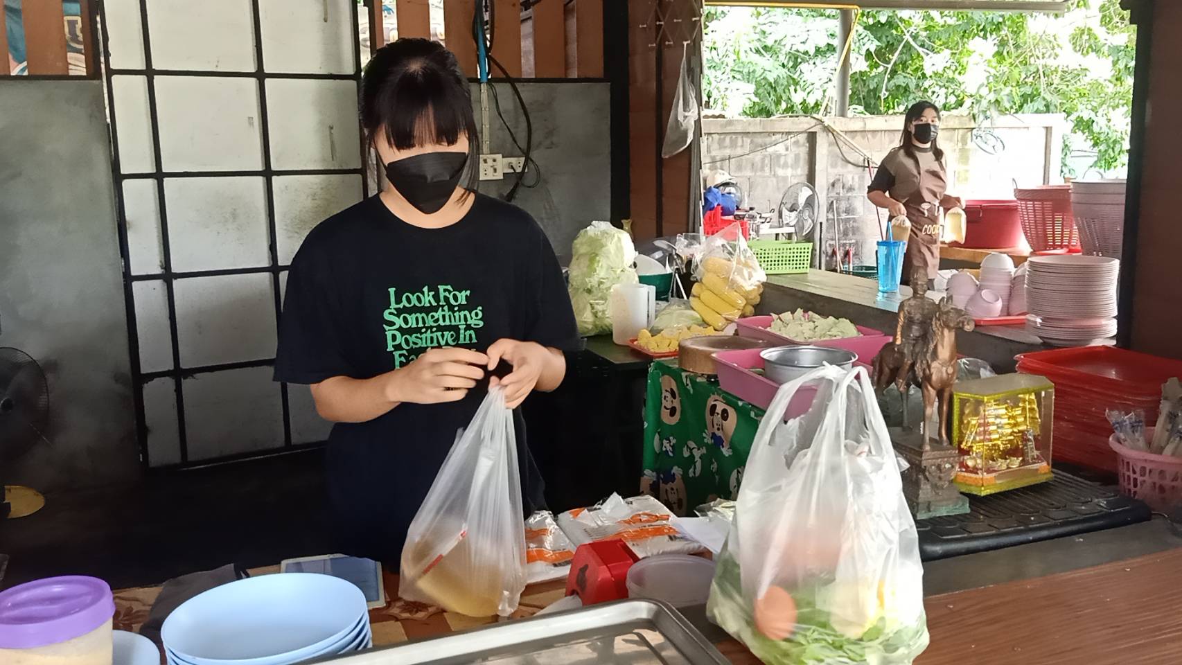 ปรับแผนสู้โควิด ร้านหมูกระทะโคราช ให้ยืมโต๊ะเก้าอี้พร้อมแก้วจานชามเตาครบชุด ยกส่งถึงบ้าน