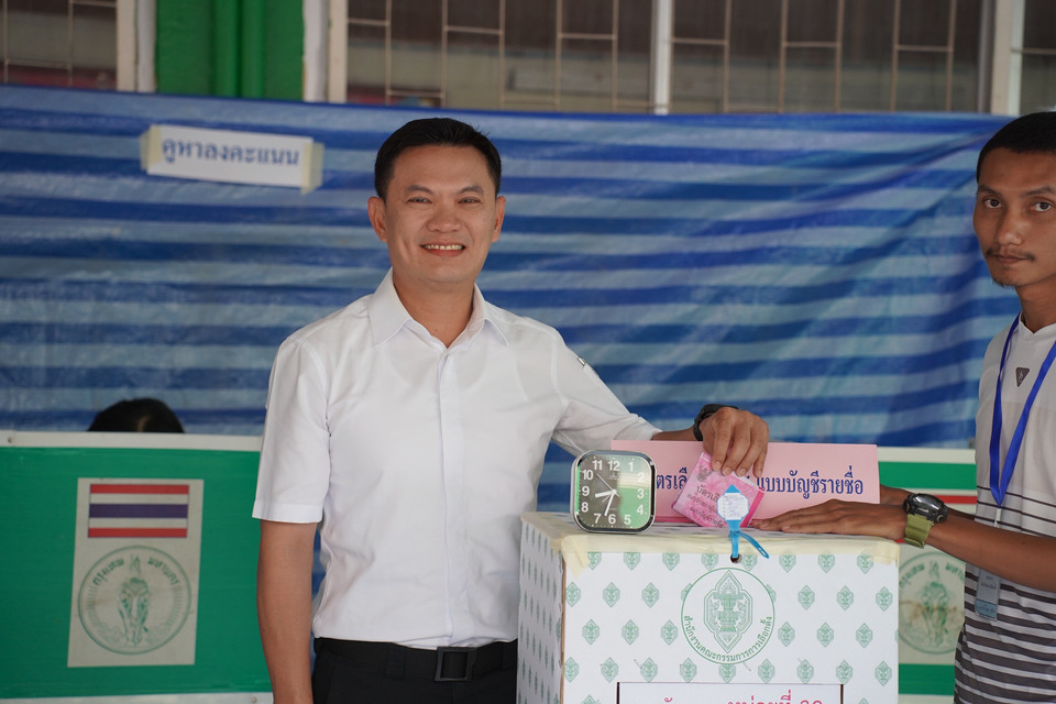 “ดร.เอ้” ควงพ่อแม่ เข้าคูหาบางกะปิ มั่นใจการเมืองสร้างสรรค์ชนะใจคนไทย ลั่นเป็นวันสำคัญที่สุด เชิญชวนประชาชนออกมาใช้สิทธิ